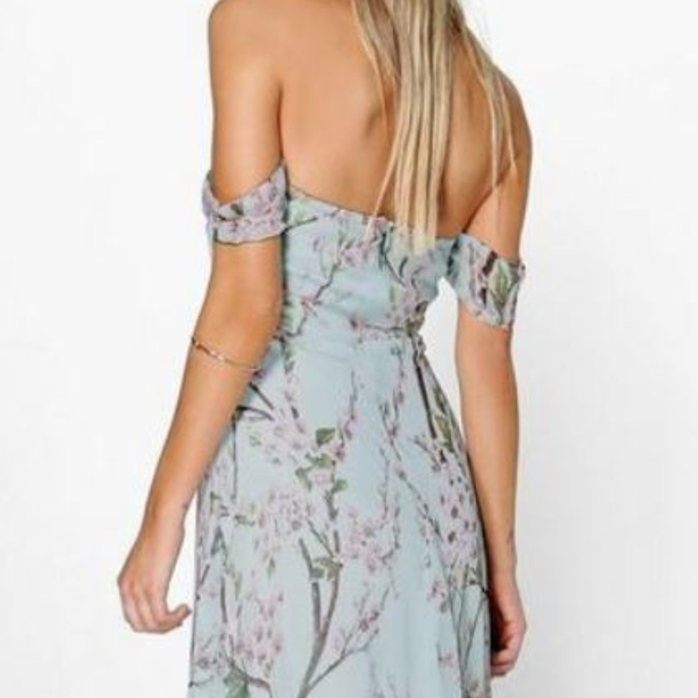 Feminine and flowy formal dress - Picture 6 of 8